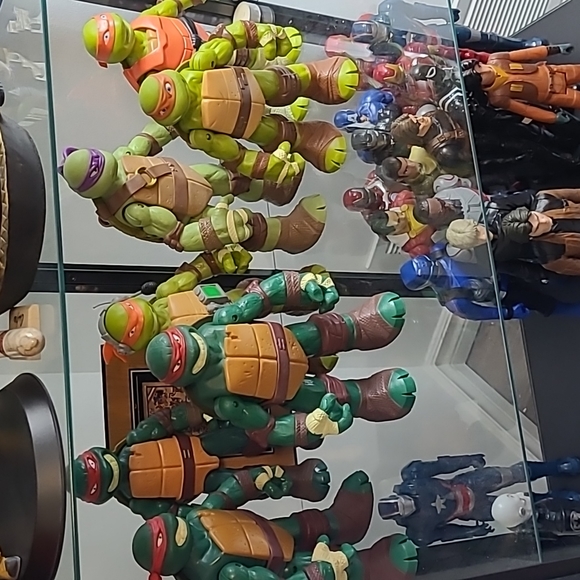 7 Ninja Turtles Action Figures - Picture 2 of 3